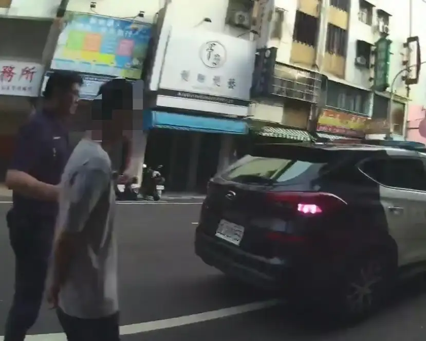 員警發現李男正騎乘遭竊機車在興中一路活動，隨即上前攔查，當場人車俱獲。(高雄市警察局前鎮分局提供)