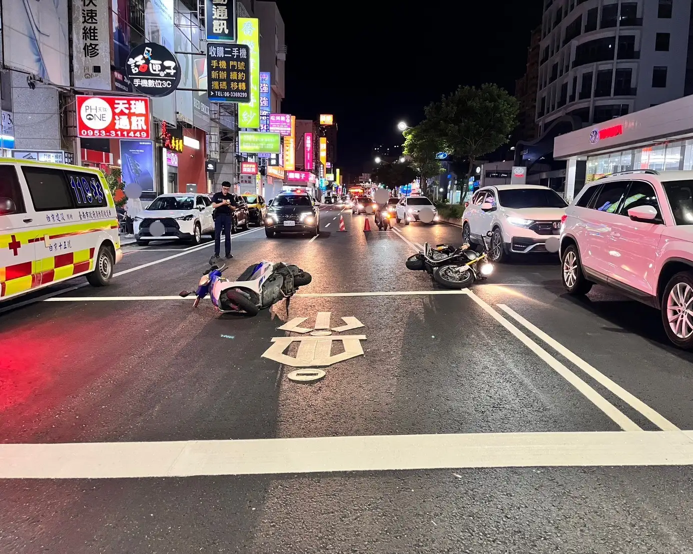 陳姓內勤主任，28日涉嫌酒後騎乘機車，在東區中華東路與崇信街口與另一名騎士發生碰撞，警方到場處理後測得陳員吐氣酒精濃度每公升1.12毫克。(台南市警察局第一分局提供)
