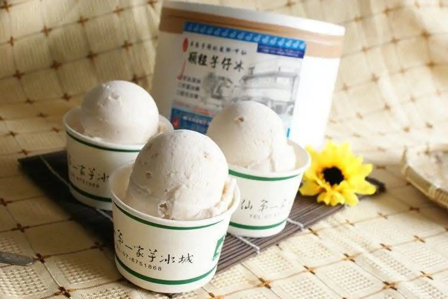 現場集結東高雄特色品牌，匯聚各區美食、農產、工藝及特色商品。（高雄市觀光局提供）