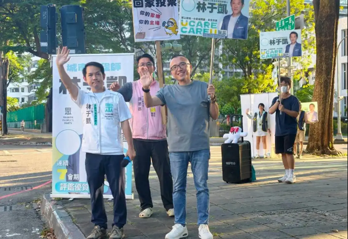 中秋假期期間，林于凱與民眾黨祕書長周榆修前往左營高鐵站外，向北漂及返鄉的高雄民眾送上祝福。（林于凱提供）