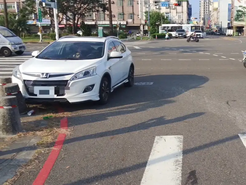 22歲男開車「開到睡著」 闖紅燈撞石墩遭警查出酒駕