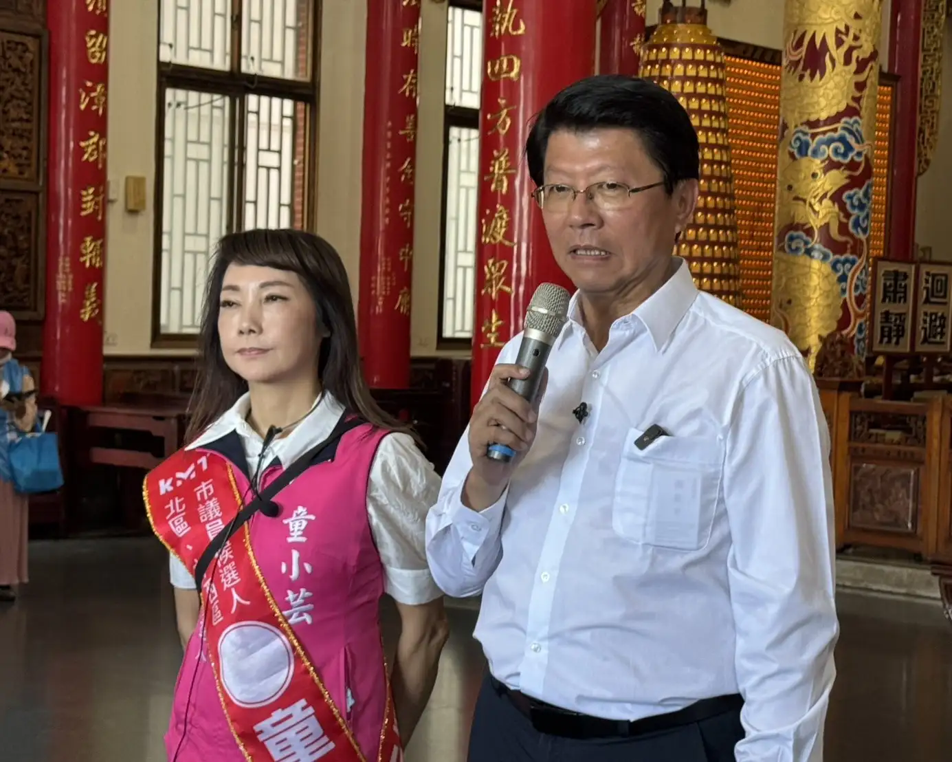 兩人在廟埕向支持者說明長者福利、青年成家、生育補助及交通等政策主張，童小芸則提出「馬上辦中心」與「10大承諾」，訴求延續基層服務經驗。(記者張振興攝)