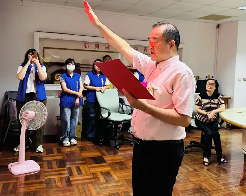 新興區公所30日上午舉行新任區長李宗文宣誓就職典禮，由市府民政局副局長周益堂擔任監誓人，李宗文正式宣誓就任。（記者吳文生攝）
