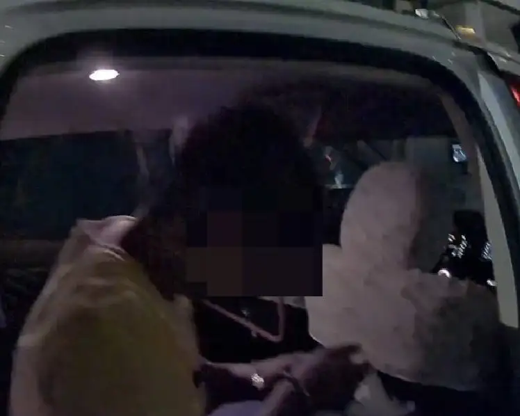 高雄新興分局員警巡邏時，透過即時車牌辨識系統發現一輛自小客車車牌異常，攔查後確認車牌已遭註銷，李姓駕駛另為毒品案件通緝犯。(高雄市警察局新興分局提供)