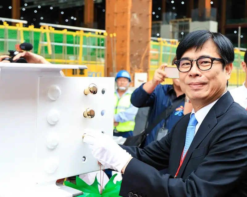 高雄市長陳其邁在市議會答詢表示，面對全球產業與城市競爭，高雄必須保持信心、勇於創新，持續挑戰自我，在世界產業浪潮中掌握發展先機。（高雄市府提供）