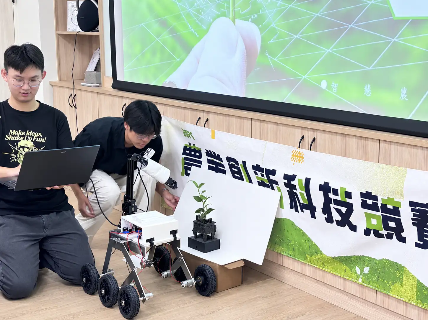 青年團隊現場展示科技作品，從感測、運算到實際操作，將創新構想轉化為解決農業問題的實體成果。(青年職涯發展中心提供)