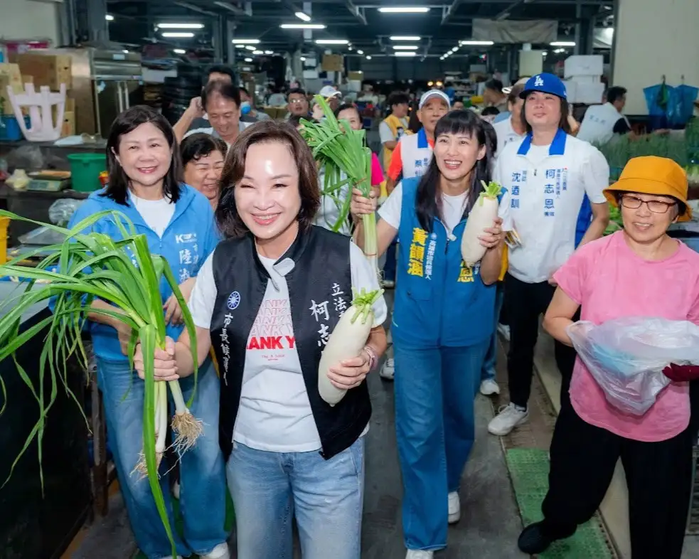 國民黨高雄市長候選人柯志恩1日展開「市場陸戰日」，凌晨4點即走進岡山魚市場向攤商問候，全天共安排5場市場掃街行程。（柯志恩團隊提供）