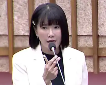 高雄市議員鄭孟洳1日總質詢關注產業、交通、運動及校園建設，並在議場贈送市長陳其邁1只大型紙飛機，象徵期盼高雄未來發展飛得更穩、更遠。（記者吳文生攝）