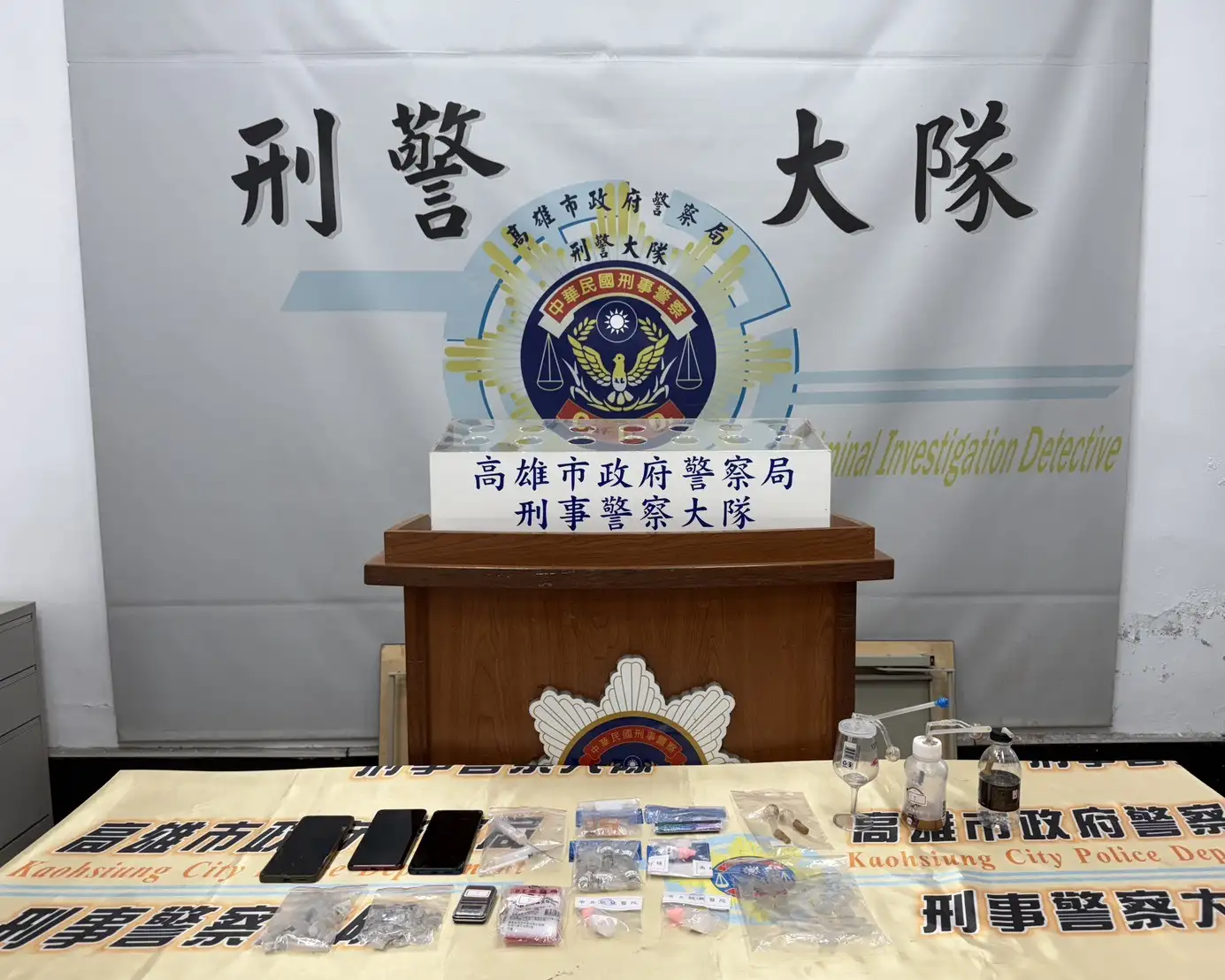 警方9月上旬前後包抄攻堅，逮捕溫、陳2嫌，查扣20餘顆依托咪酯菸彈、煙油、安非他命及相關證物。(高雄市政府警察局提供)