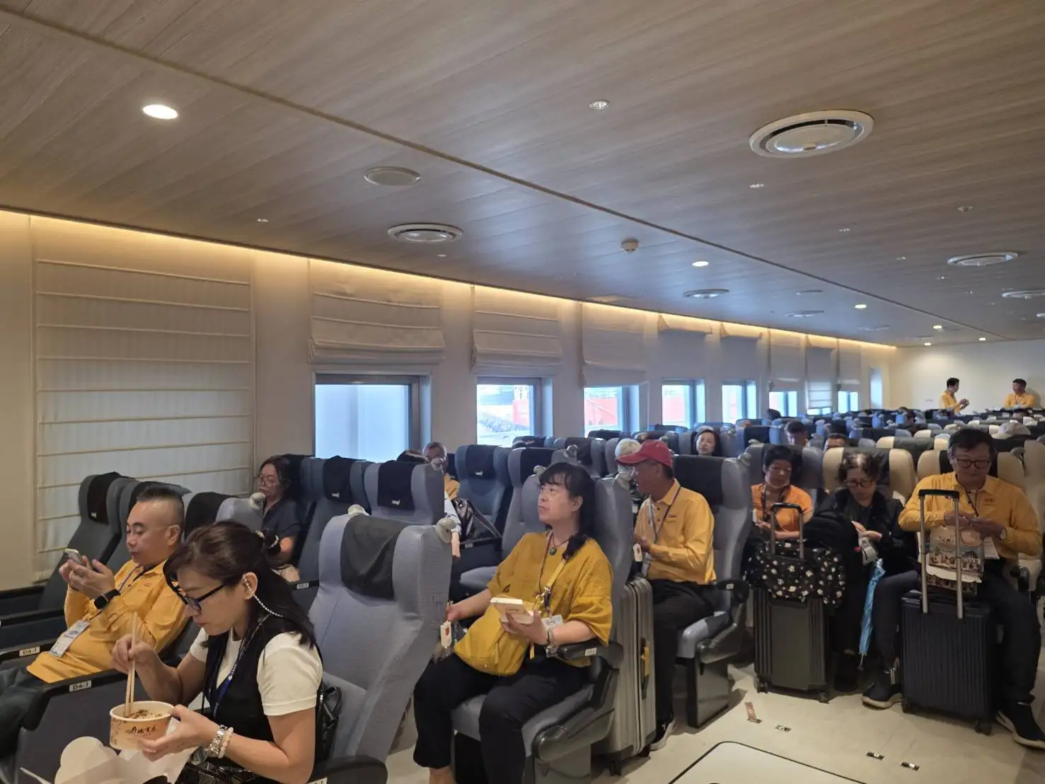 澎湖輪首航搭載521名旅客搭船從安平直航馬公，體驗舒適的海上旅程。(圖/臺南市觀旅局提供)