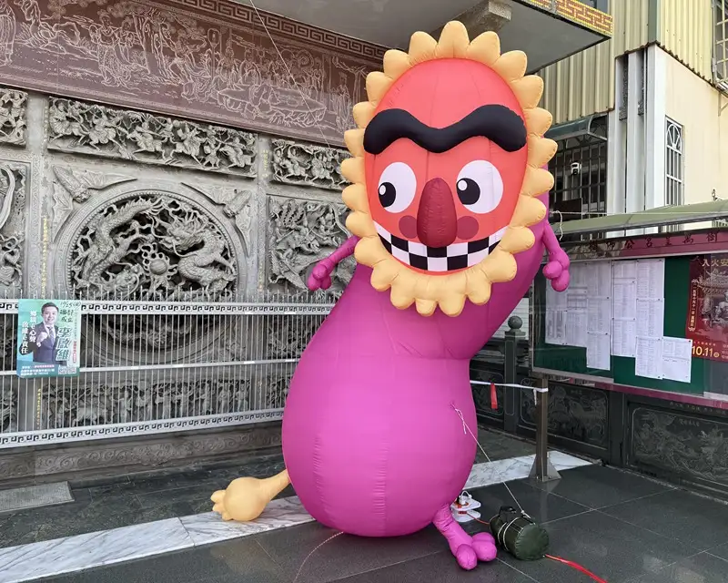 喜樹萬皇宮龜醮祭典中的「萬皇仙舟」長15.7尺，並非一般王醮用以送瘟的王船，而是庄民敬贈「龜靈公」的補給船，承載柴、米、油、鹽等物資，展現喜樹獨有的地方信仰特色。(記者張振興攝)