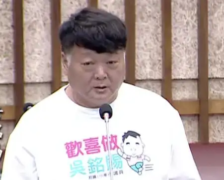 高雄市議員吳銘賜2日總質詢關注長照交通服務，指出車輛數量仍有不足，建議市府鼓勵更多車輛改裝投入長照接送服務。（記者吳文生攝）