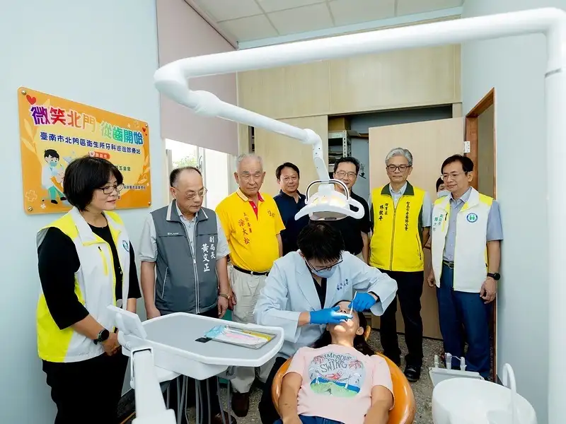 牙醫師現場進行口腔診療，北門區衛生所透過新增牙科設備及巡迴醫療服務，提升鄉親就近就醫的便利性。（圖/記者范繼如攝）