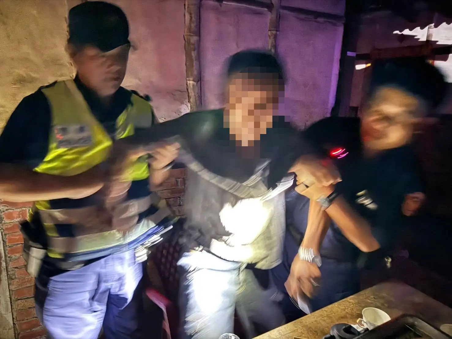 警方獲報趕抵竹崎鄉義仁村火警現場，協助將受濃煙影響的民眾攙扶至安全處所，並配合消防人員展開救援及疏散。（竹崎分局提供）