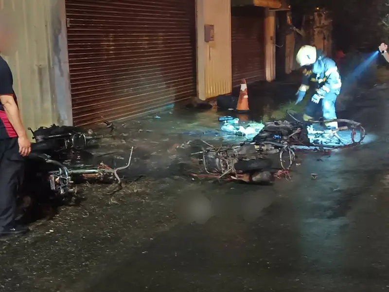 小港警方調查，44歲高姓男子疑因酒後與妻子口角，涉嫌持打火機及毛巾引燃機車，造成5輛重型機車焚毀，全案依公共危險罪嫌送辦。（警方提供）