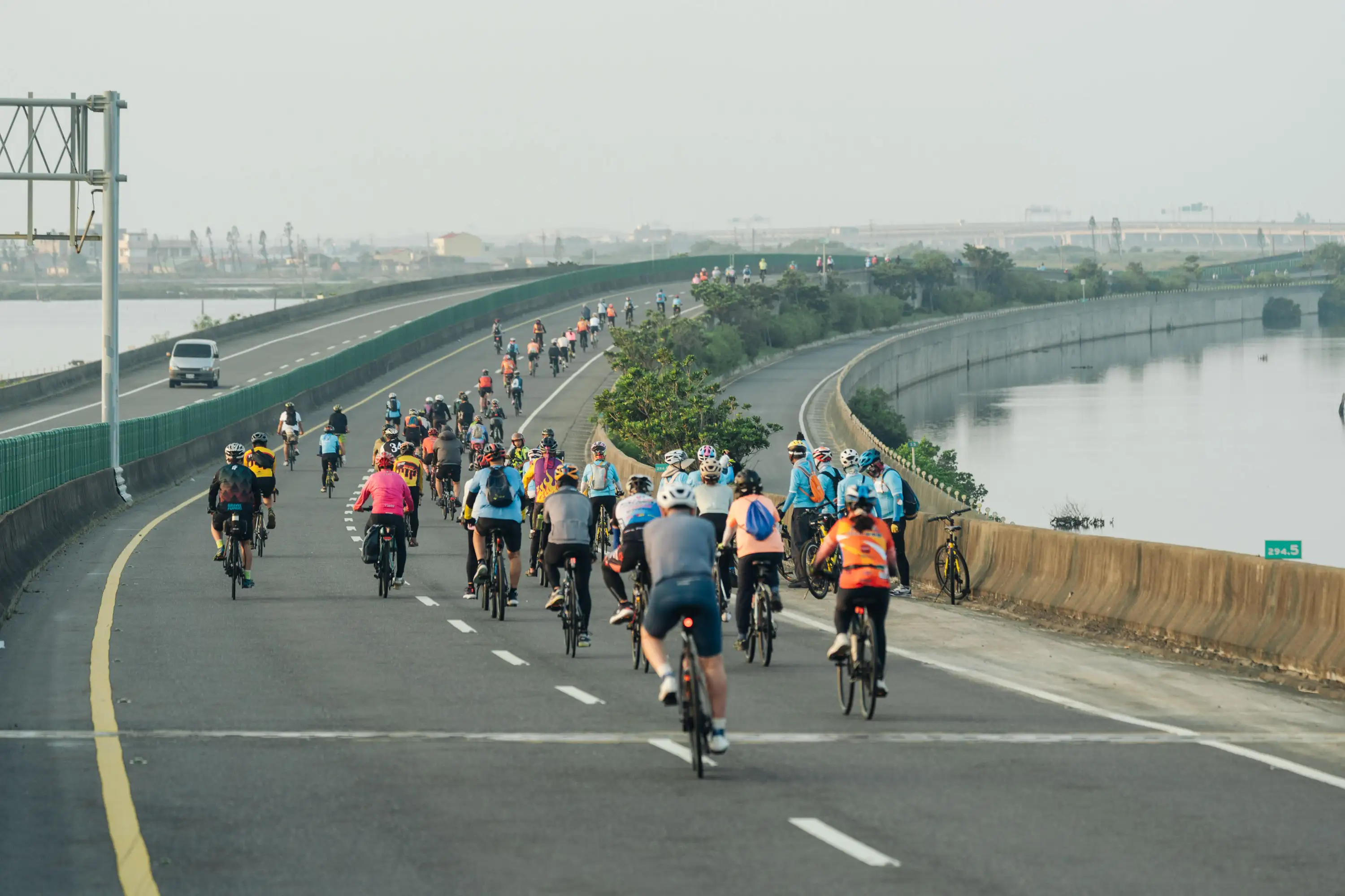 近2,000名車友騎上台61線高架路段，迎著海風一路前行，從不同視角欣賞台南將軍、七股沿海濕地與濱海地景。（雲嘉南管理處提供）