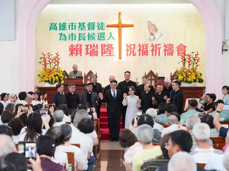 賴瑞隆陪蕭美琴赴鹽埕教會祈禱　願上帝賜福高雄、賜大家平安