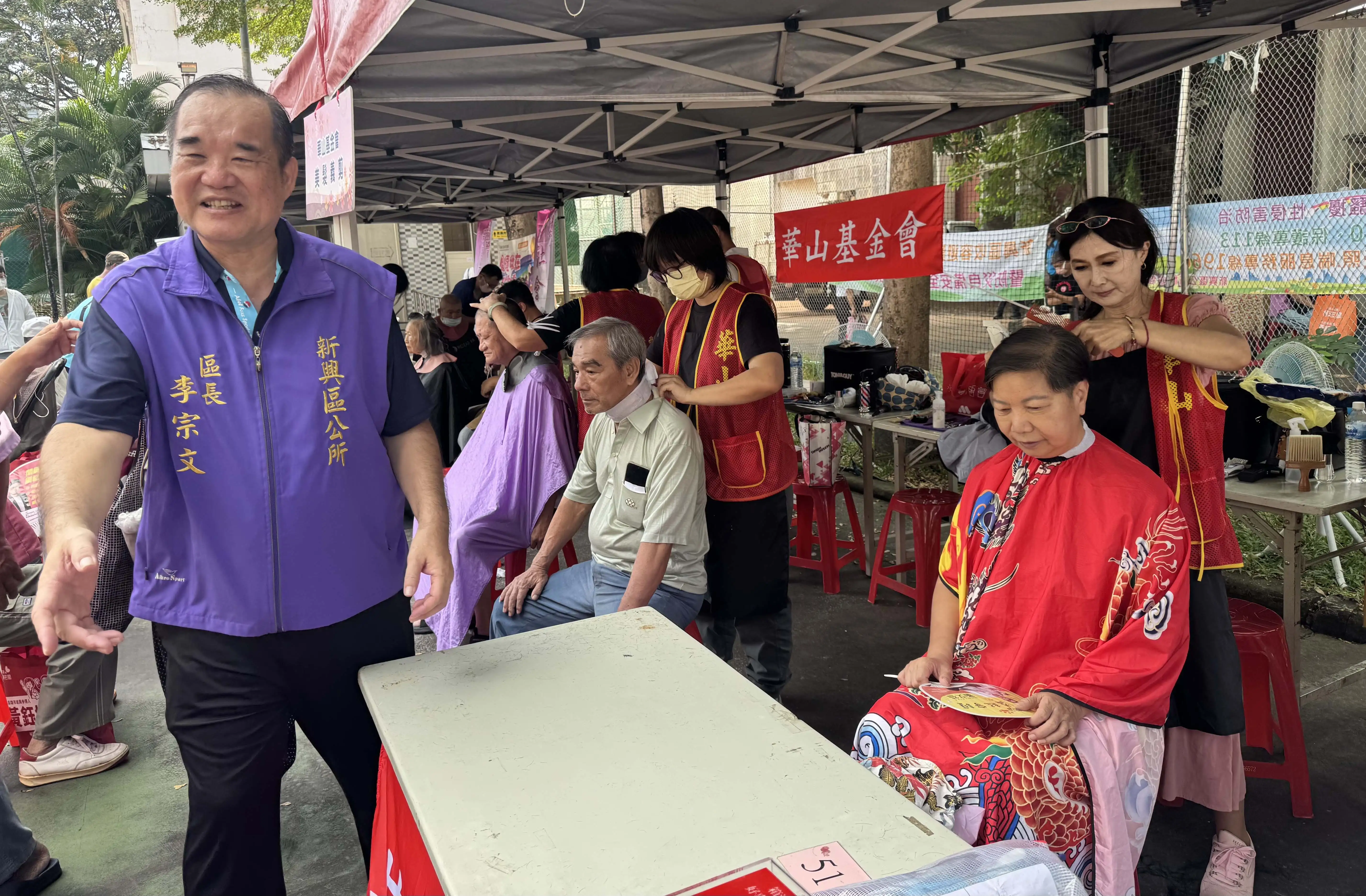 新興區65歲以上人口近1萬4,000人，占全區人口28%，區公所3日舉辦重陽敬老聯歡會，透過健康服務、休閒活動及長輩舞台演出，鼓勵長輩走出家門、健康樂活。（記者吳文生攝）