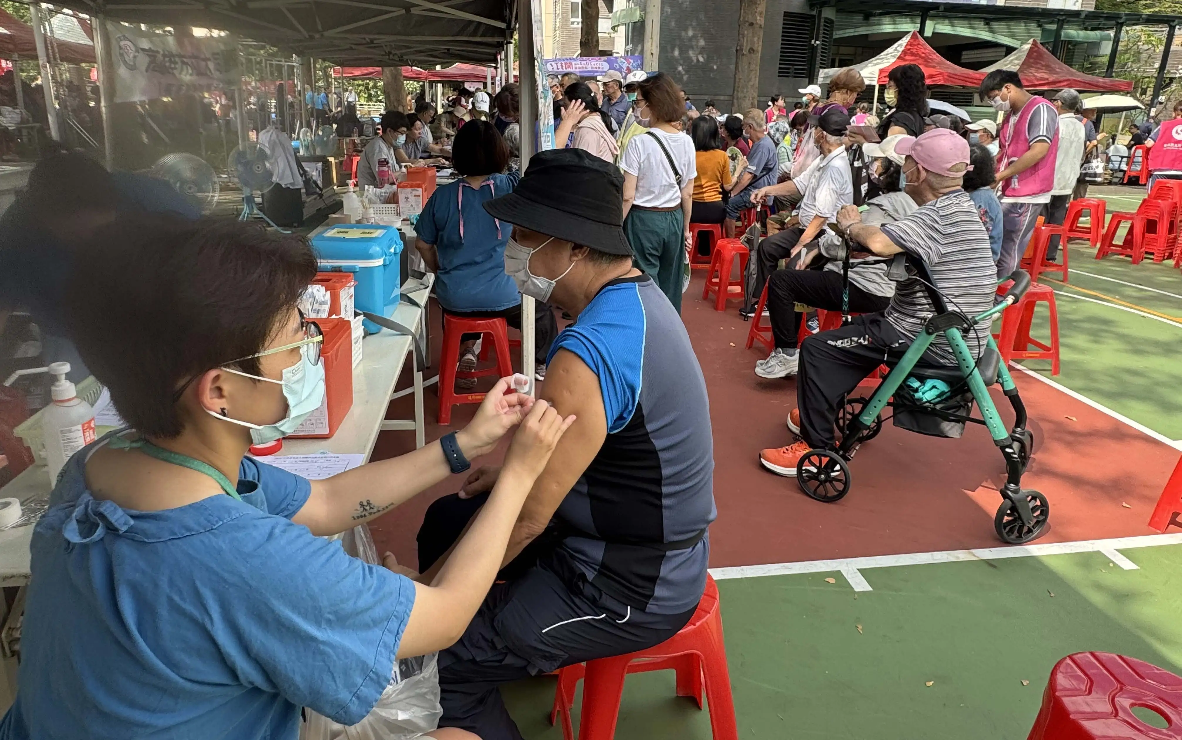 新興區65歲以上人口近1萬4,000人，占全區人口28%，區公所3日舉辦重陽敬老聯歡會，透過健康服務、休閒活動及長輩舞台演出，鼓勵長輩走出家門、健康樂活。（記者吳文生攝）