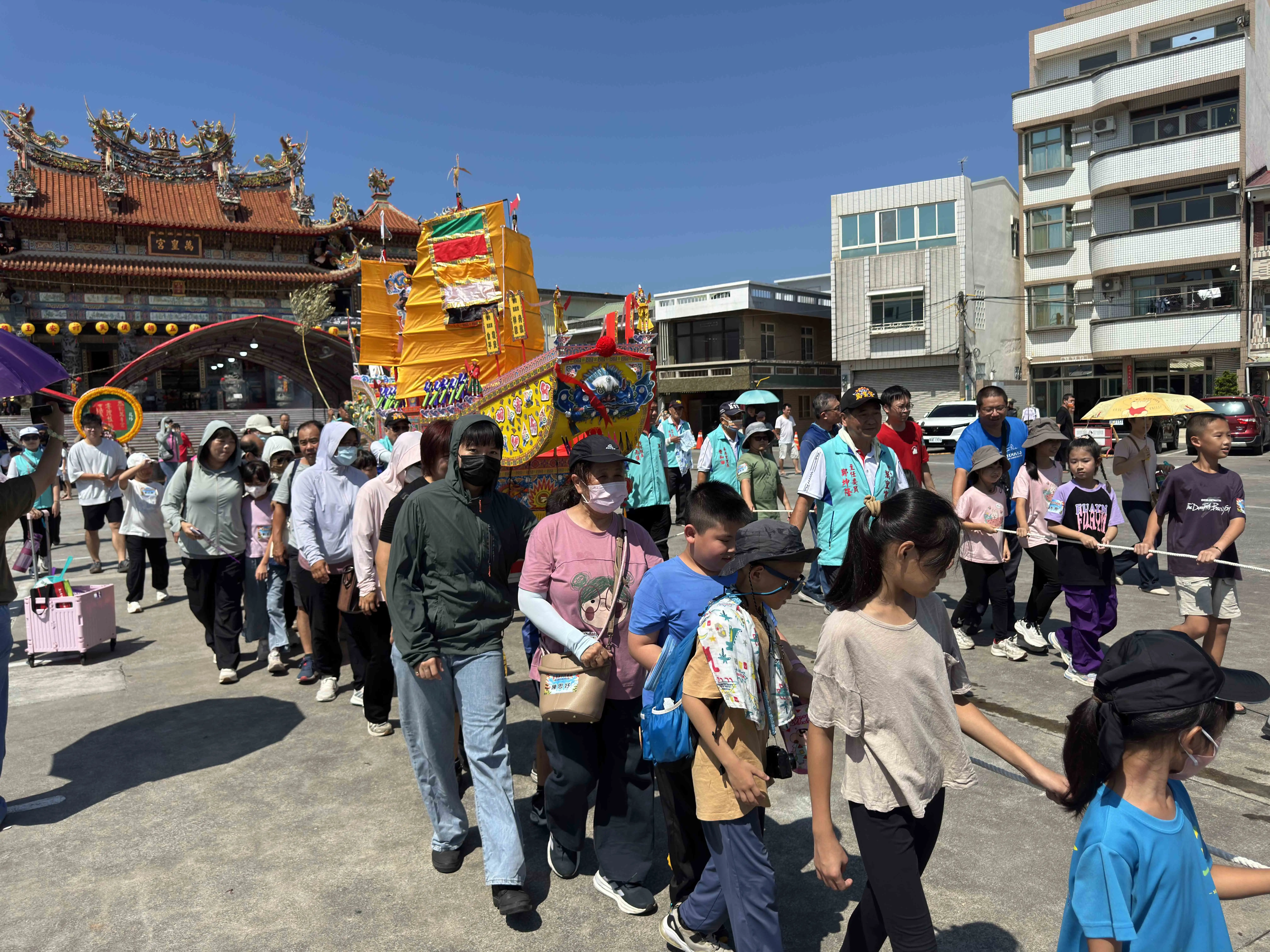 喜樹萬皇宮龜醮熱鬧登場，主委鄭坤隆偕同地方人士及信眾合力牽引萬皇仙舟，象徵為龜靈公送上庄民準備的生活補給與祝福。（記者劉美祺攝）