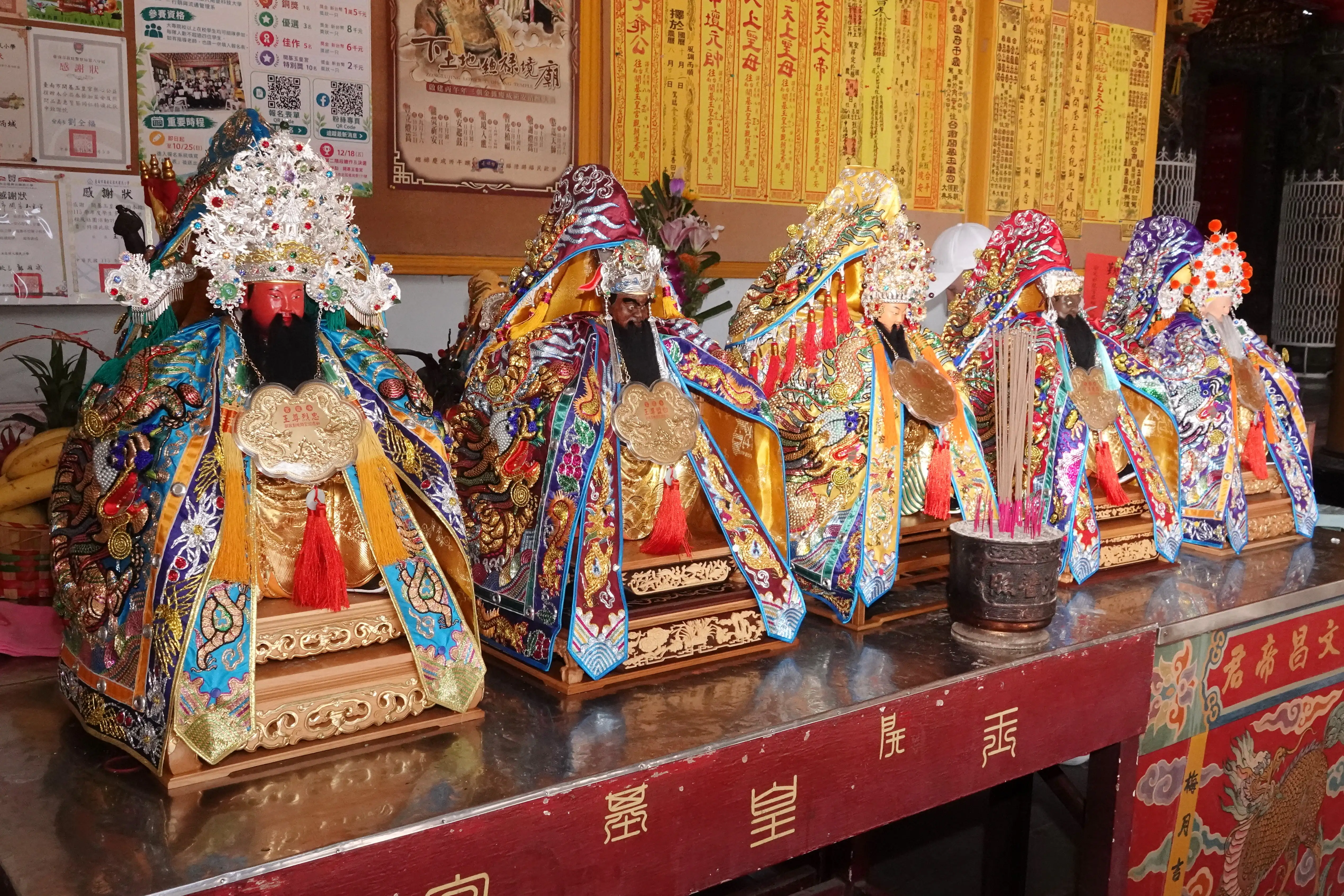 五尊水仙尊王神像披上精緻神衣，展現傳統雕刻與刺繡工藝之美。（圖/記者范繼如攝）