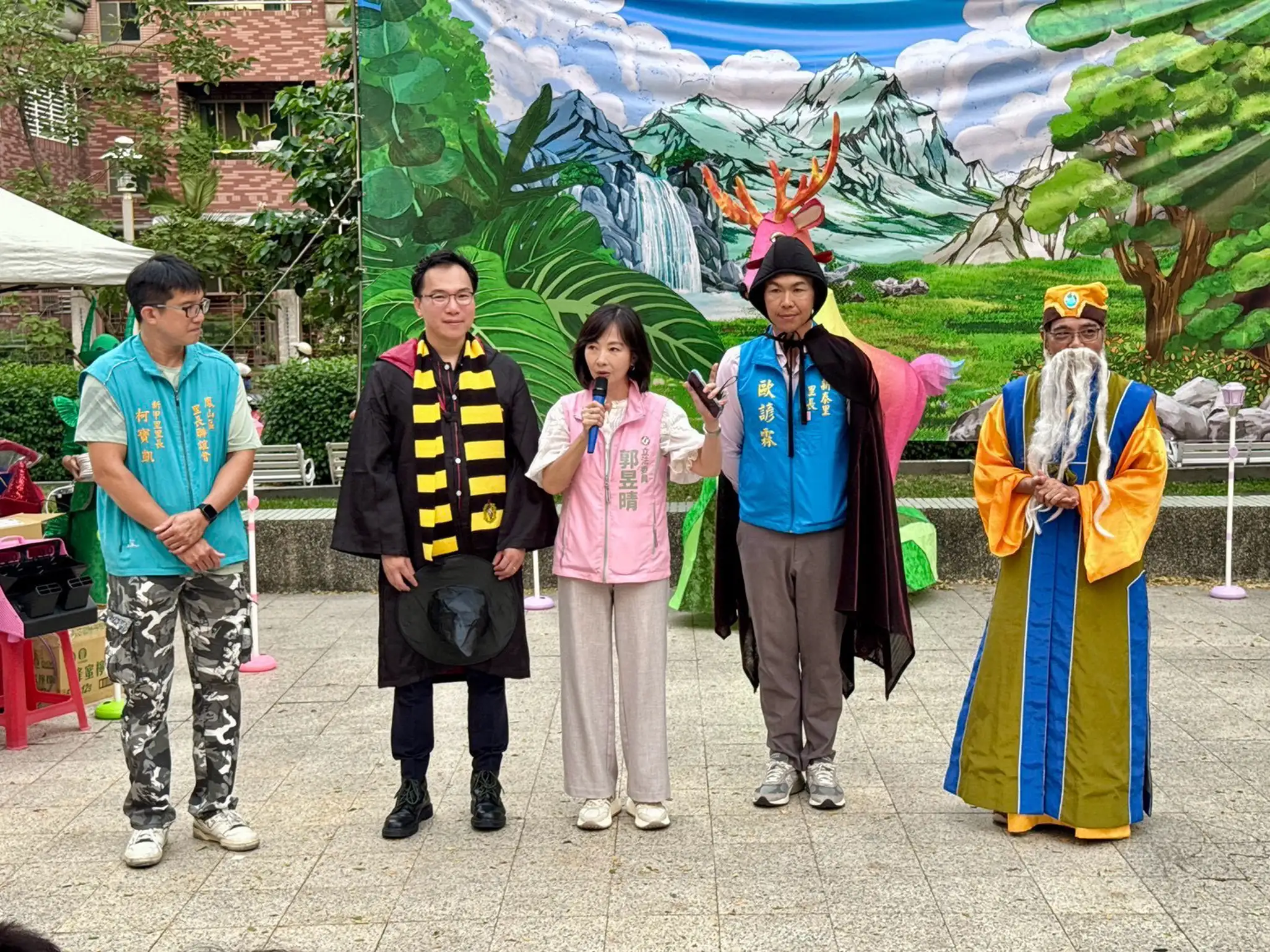 立委郭昱晴（左）3日到場參加林智鴻舉辦的「鳳山童樂會《山神的考驗》」，以親子互動劇場推廣客家文化，並力挺林智鴻持續為鳳山客家鄉親發聲。（林智鴻辦公室提供）