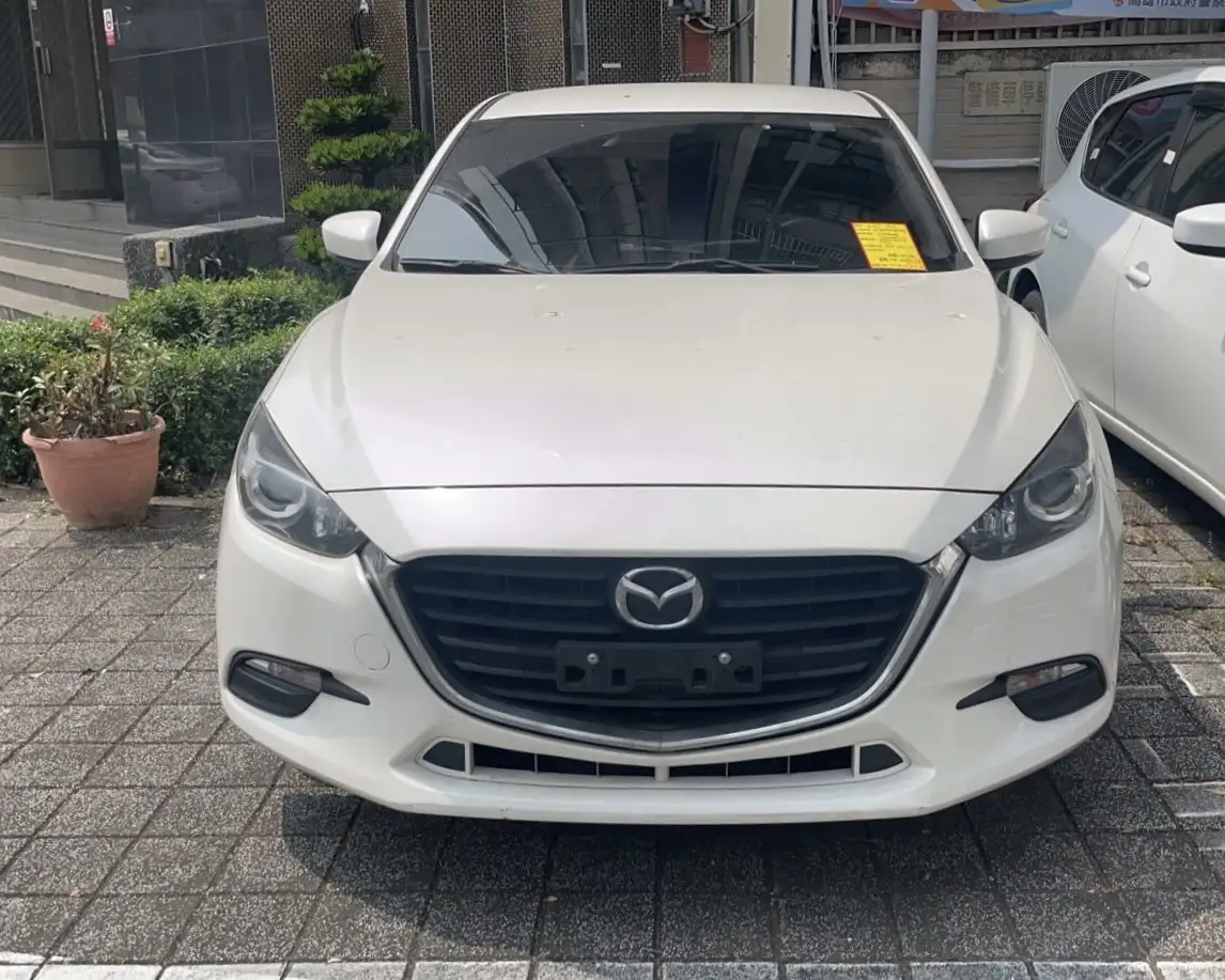 李男駕駛白色轎車，拒檢逃逸約2公里，警方於中山、光華路口攔停。(高雄市政府警察局前鎮分局提供)