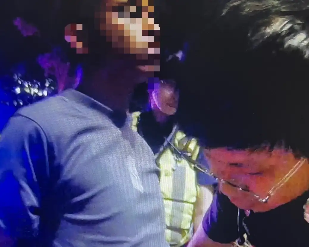 23歲李姓男子疑酒後駕車，不勝酒力停在中山、五甲路口昏睡，警方上前喚醒時，李男突然駕車逃逸。(高雄市政府警察局前鎮分局提供)