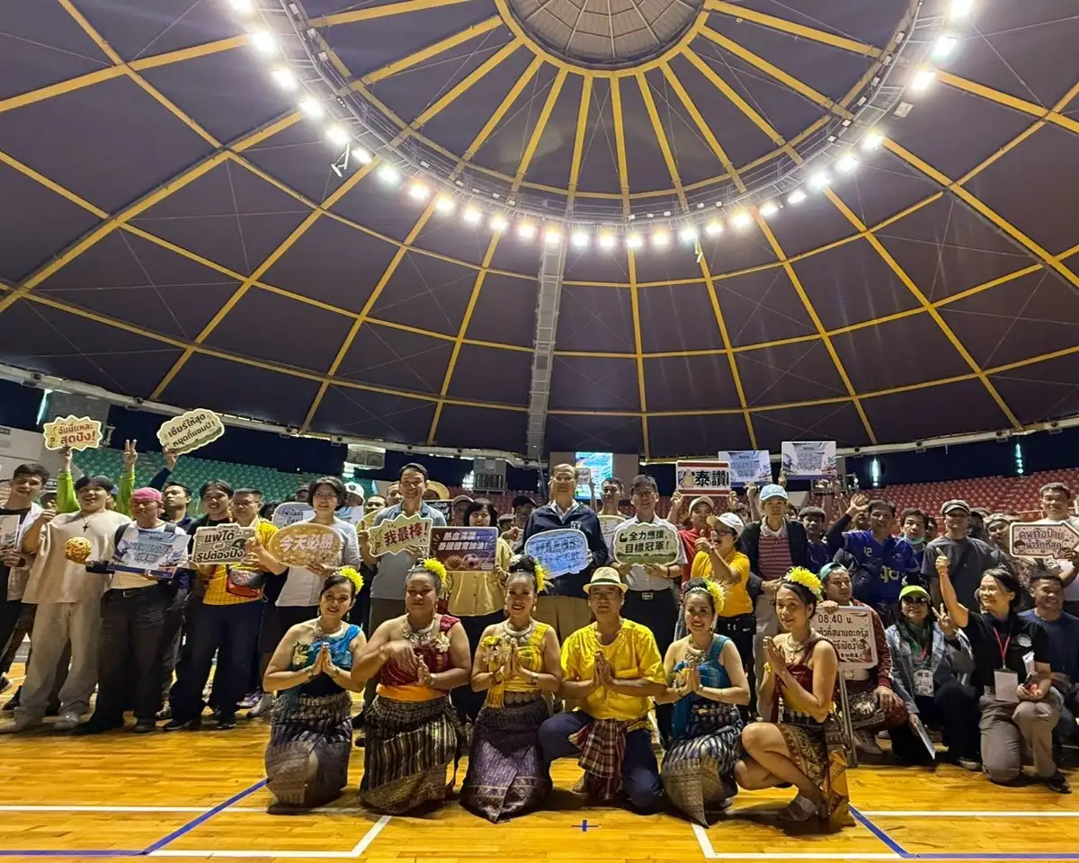 「泰國體育文化嘉年華」在鳳山運動園區熱鬧登場，貴賓與泰國籍勞工選手齊聚球場合影。（高雄市勞工局提供）