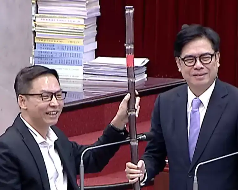 高雄市議員黃文益5日總質詢，特別準備甘蔗送給市長陳其邁，祝福高雄市政與個人發展「節節高升」。（記者吳文生攝）