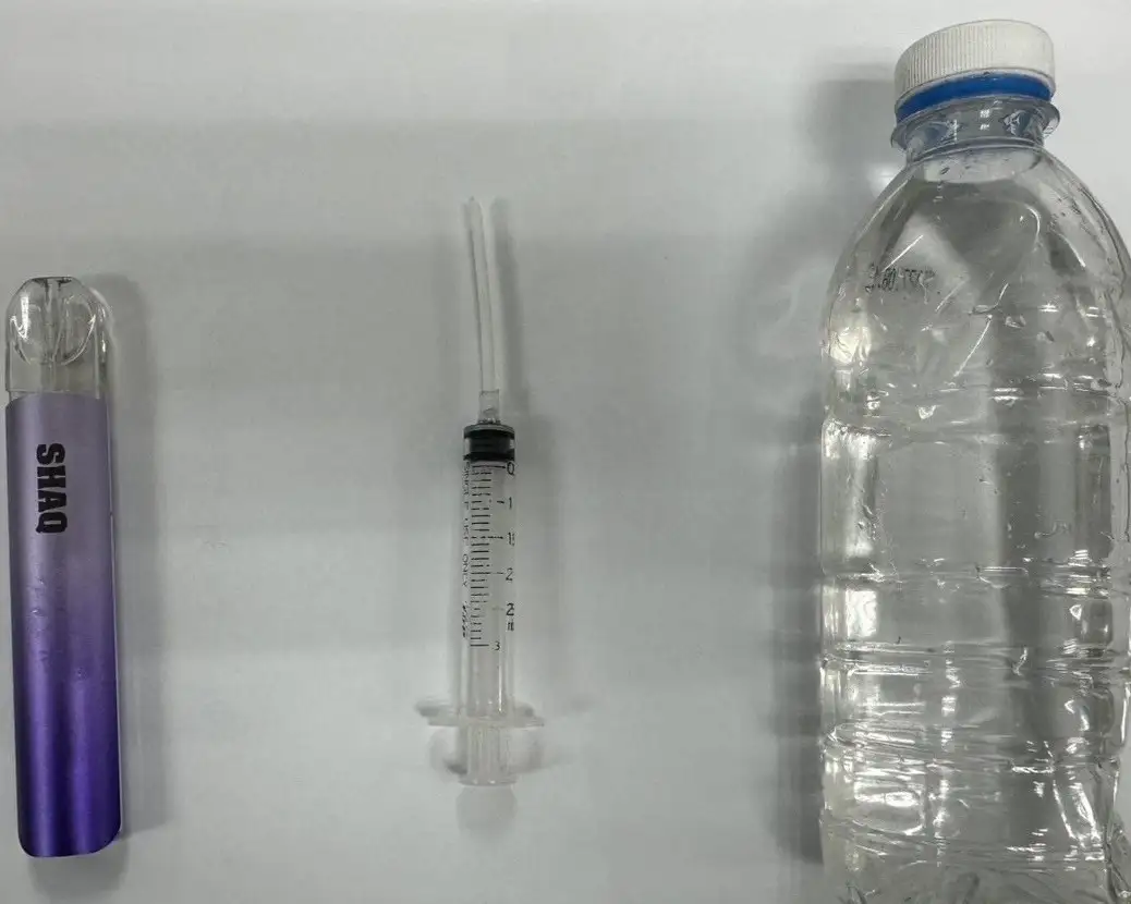 現場另發現疑似毒品電子菸、含毒液體及使用過的針筒，檢驗呈依託咪酯及安非他命陽性，全案依法送辦。(高雄市政府警察局前鎮分局提供)