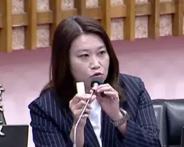 高雄市議員黃香菽6日總質詢，提出「4個肯定」肯定陳其邁任內城市發展成果，同時提醒市府正視產業、交通及財政等問題，期許持續為高雄建設打拚。（記者吳文生攝）