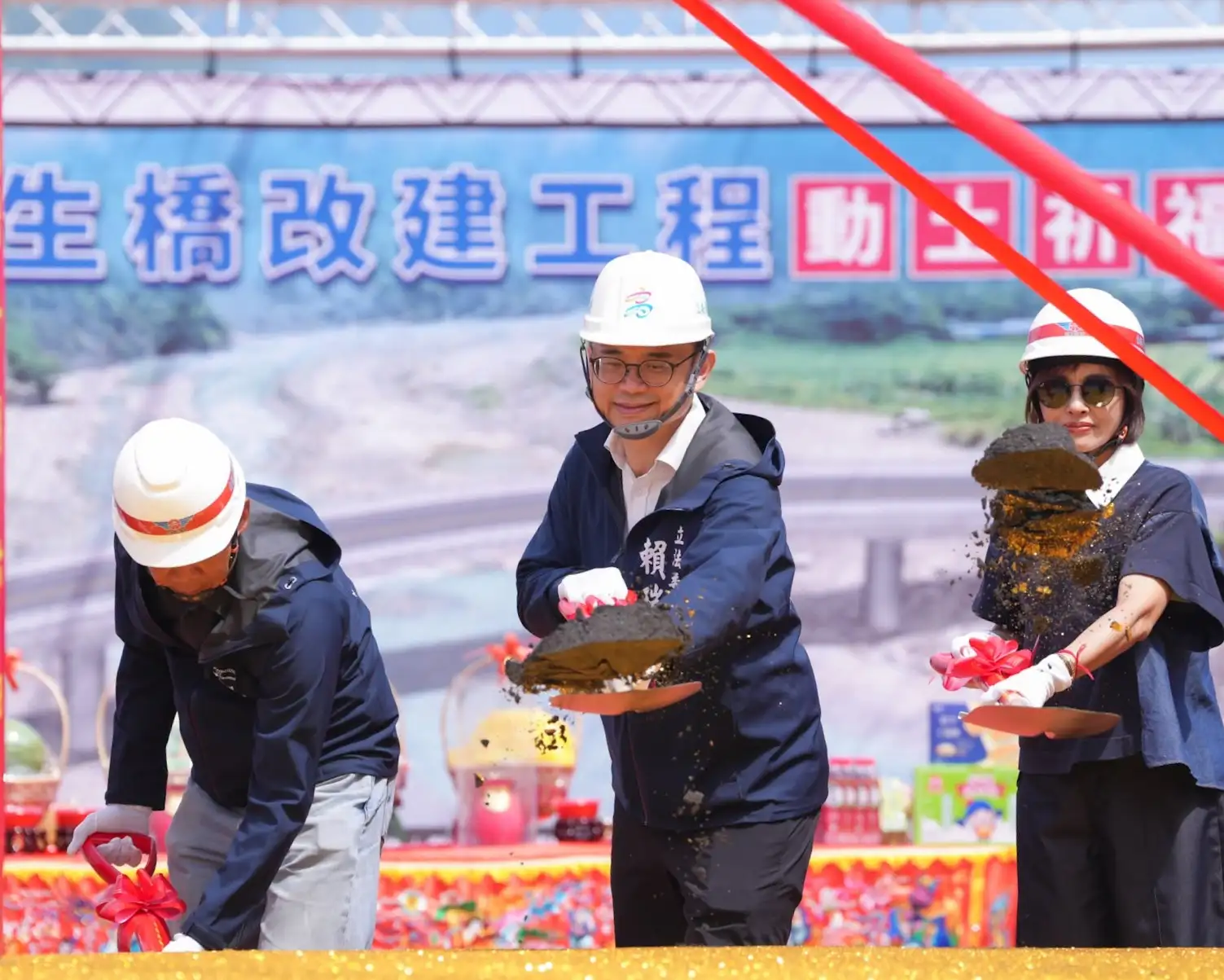 民進黨高雄市長候選人賴瑞隆關切那瑪夏民生橋改建工程，表示工程提前2年啟動，將透過橋梁結構改善及通洪能力提升，強化部落對外交通安全與防災韌性。（賴瑞隆團隊提供）