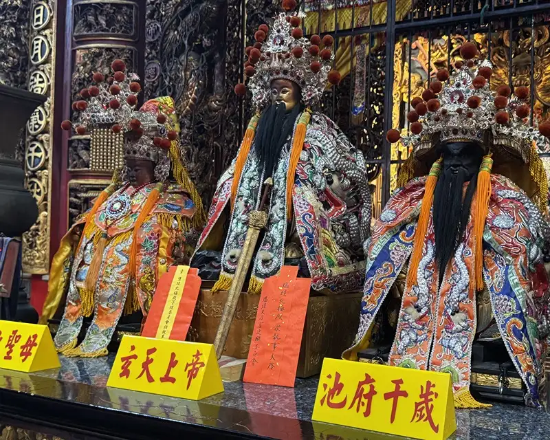 北極殿與鹽埕天后宮共同持有「台灣第一鹽」商標，保存從1665年瀨口曬鹽延續至今的地方歷史。(記者張振興攝)