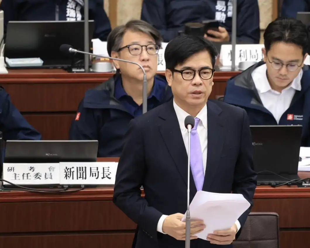 高雄市長陳其邁7日議會答詢表示，高雄產業轉型正與時間賽跑，市府將持續盤點土地、能源等條件，加速AI與半導體產業布局，掌握國際產業發展契機。（高雄市府提供）