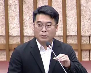 高雄市議員邱俊憲7日總質詢聚焦AI城市治理、交通建設、防洪及第一線人員安全，提出南方Token Center、捷運黃線延伸等多項高雄未來發展構想。（記者吳文生攝）