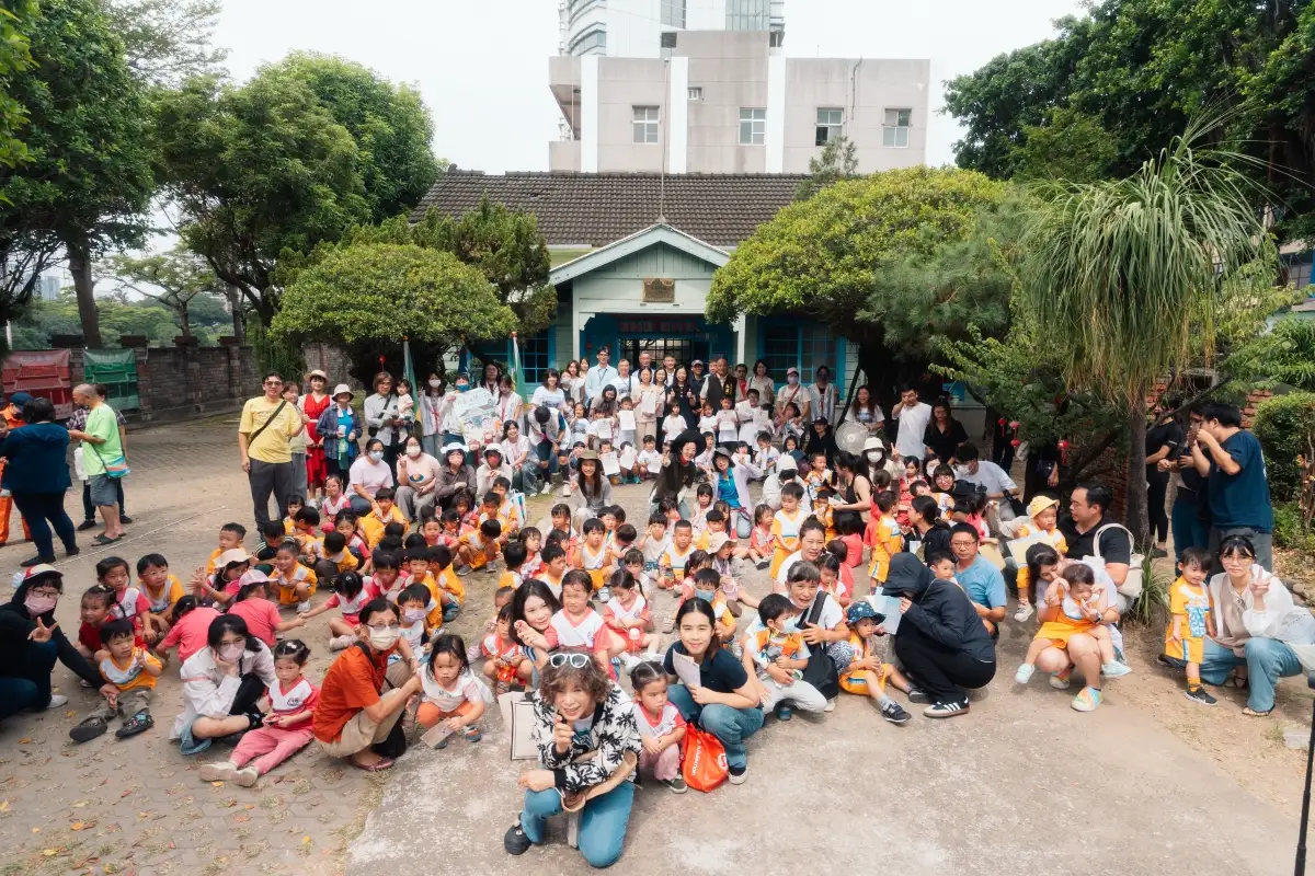 南台科大USR團隊攜手高雄關嘉南分關及協進幼兒園，在原台南運河海關舊址舉辦文化體驗活動，親子、師生共同參與。(圖/南台科大提供)