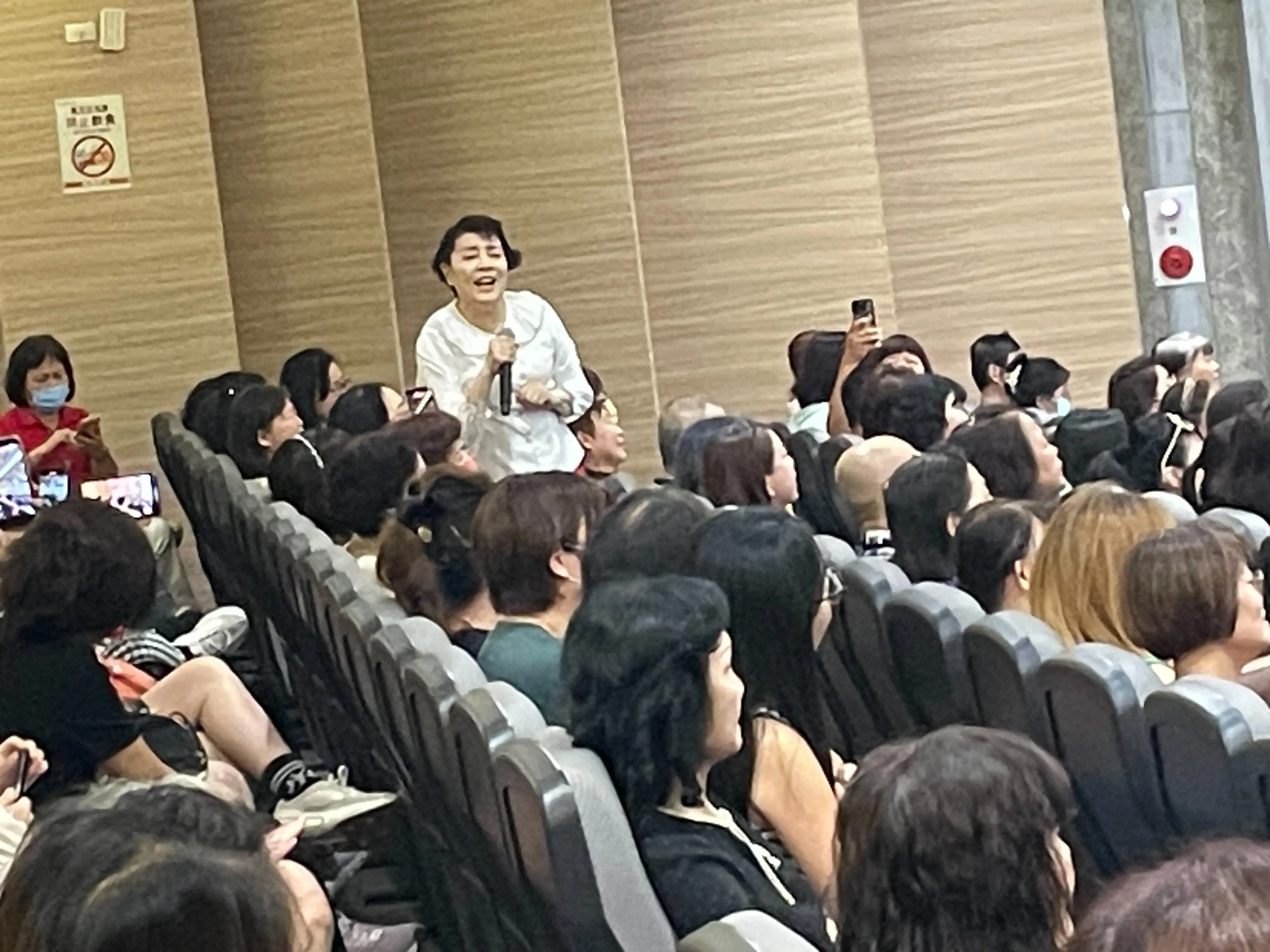 簡文秀走入觀眾席近距離演唱，與現場聽眾熱情互動，不少人紛紛拿起手機記錄精彩時刻。(圖/協會提供)