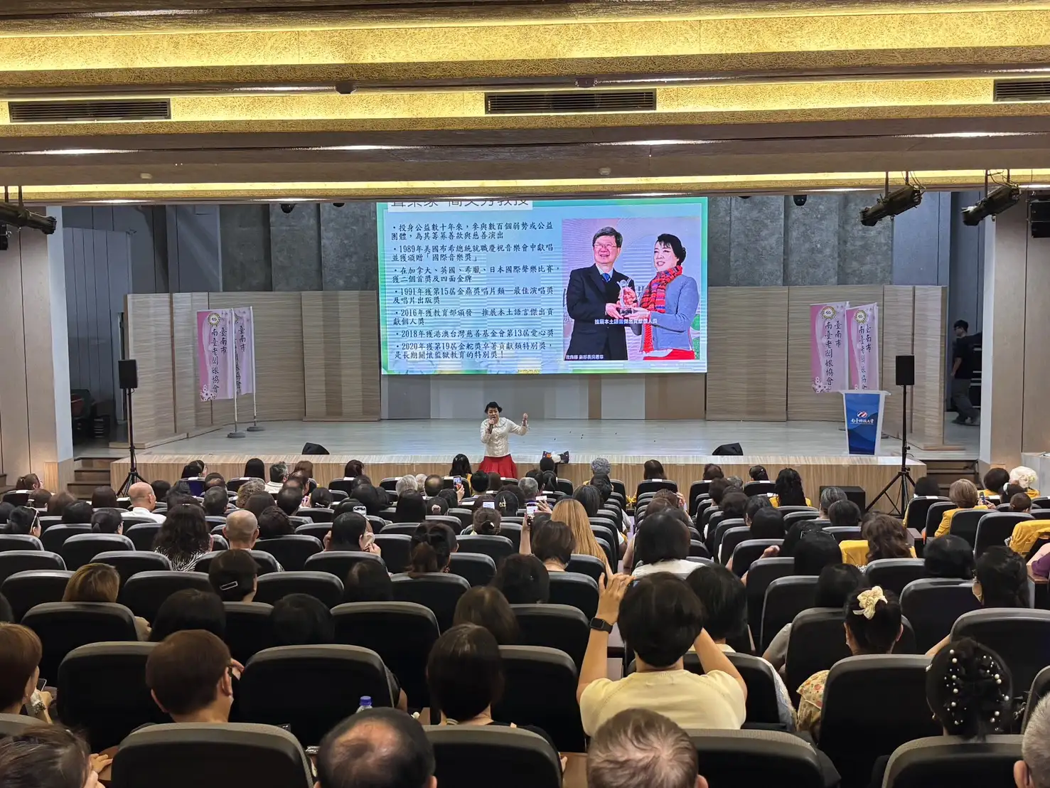 「我是望春風」台灣歌謠說唱公益講座在南台科技大學登場，現場座無虛席、氣氛熱絡。(圖/協會提供)