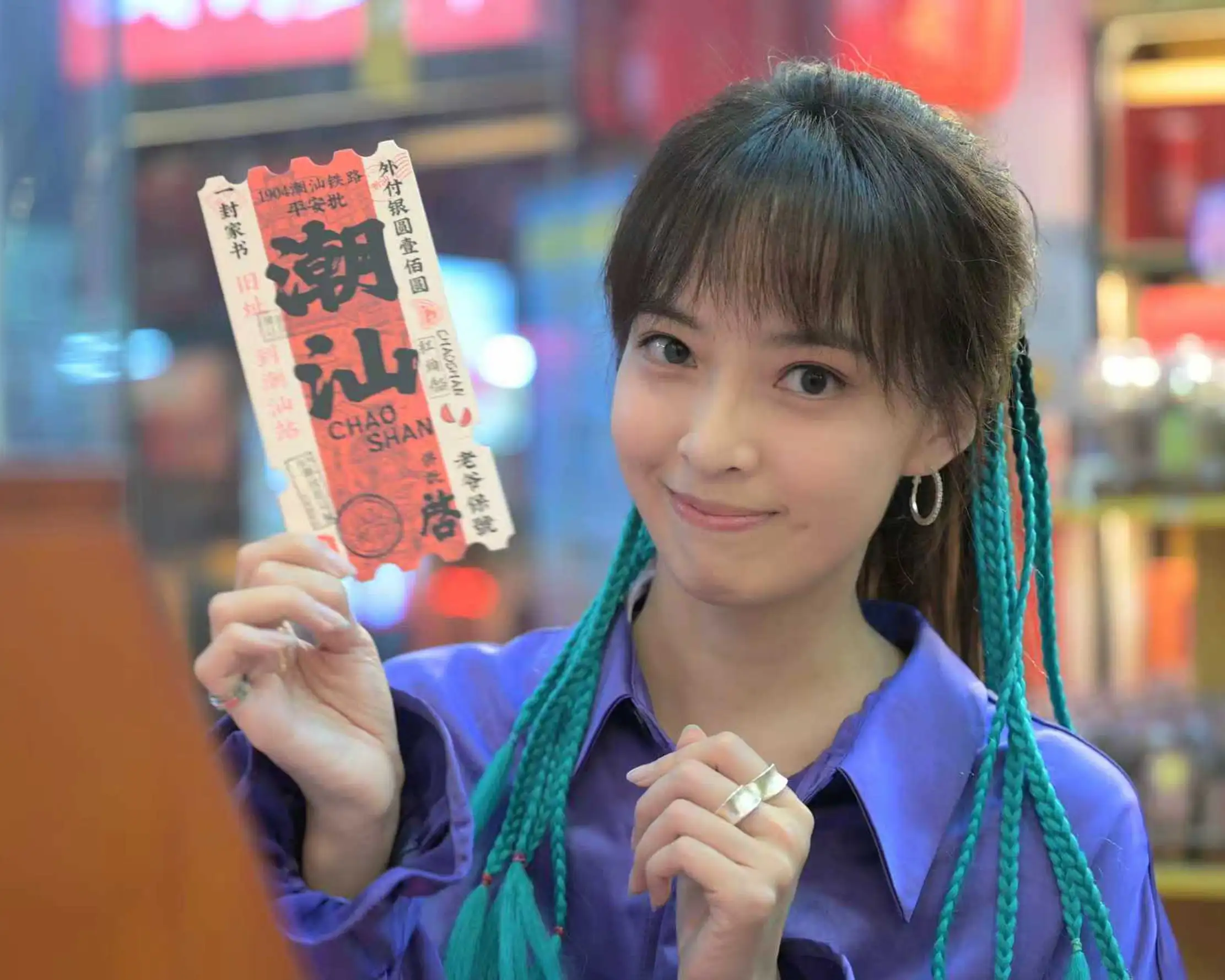 台灣演員姬天語循著電影《給阿嬤的情書》足跡走訪廣東潮汕，從傳統美食、古厝建築及地方文化中，尋找熟悉的家鄉記憶。(記者楊婉翻攝)