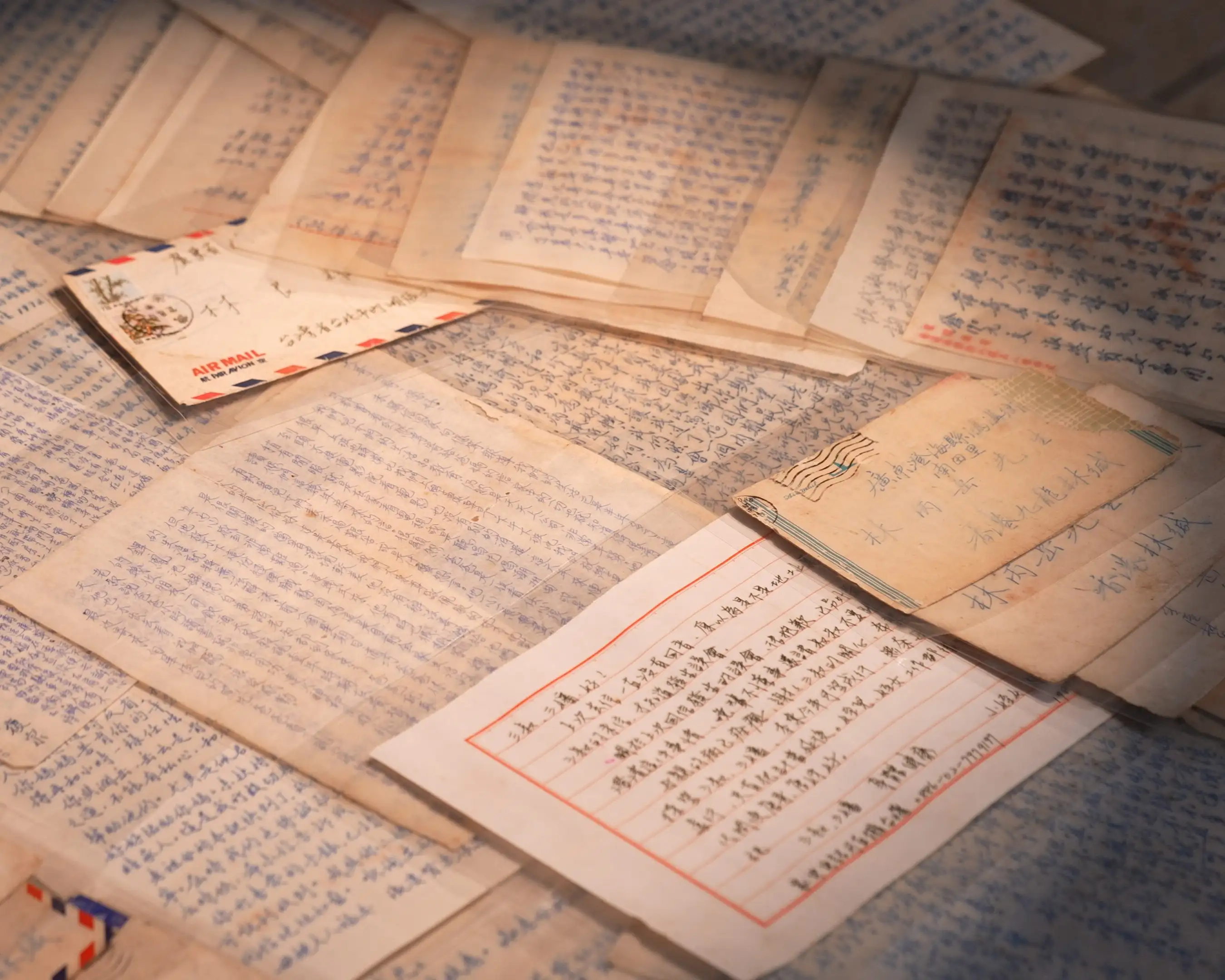 台批收藏者後代林向華保存50多封珍貴家書，字裡行間記錄離鄉長輩對家人的牽掛與返鄉心願，留下跨越數十年的家族記憶。(記者楊婉翻攝)