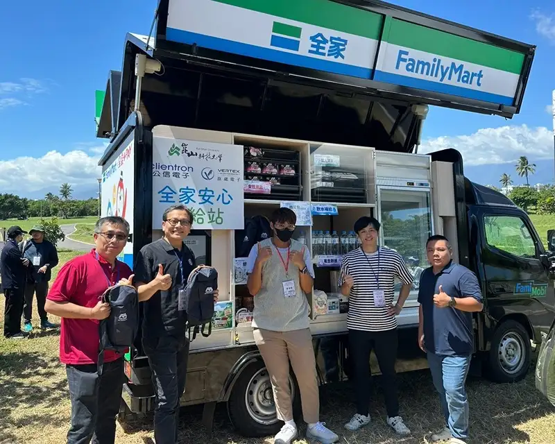 「FamiMobi 智慧零售電動補給車」由鐘俊顏副校長(左2)領軍，研發長暨車電系主任江智偉、教師鍾天穎帶領學生參與。(崑山科技大學提供)