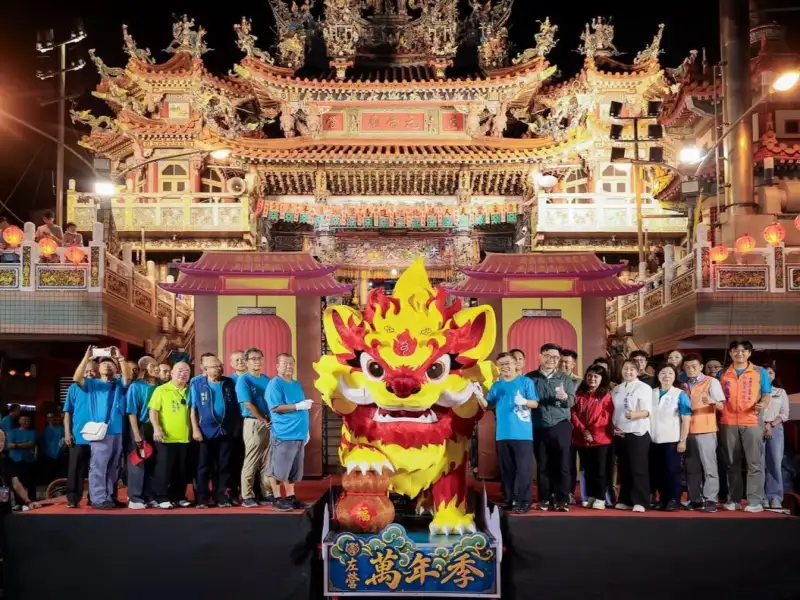 左營萬年季火獅出巡  賴瑞隆祈願高雄平安興旺