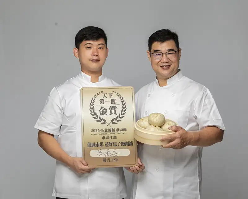 曾任飯店麵包師傅的老闆，將西式烘焙經驗及低溫發酵技術運用於中式包子，為充滿眷村風味的傳統市場增添職人美食特色。(記者蔡沐晴翻攝)