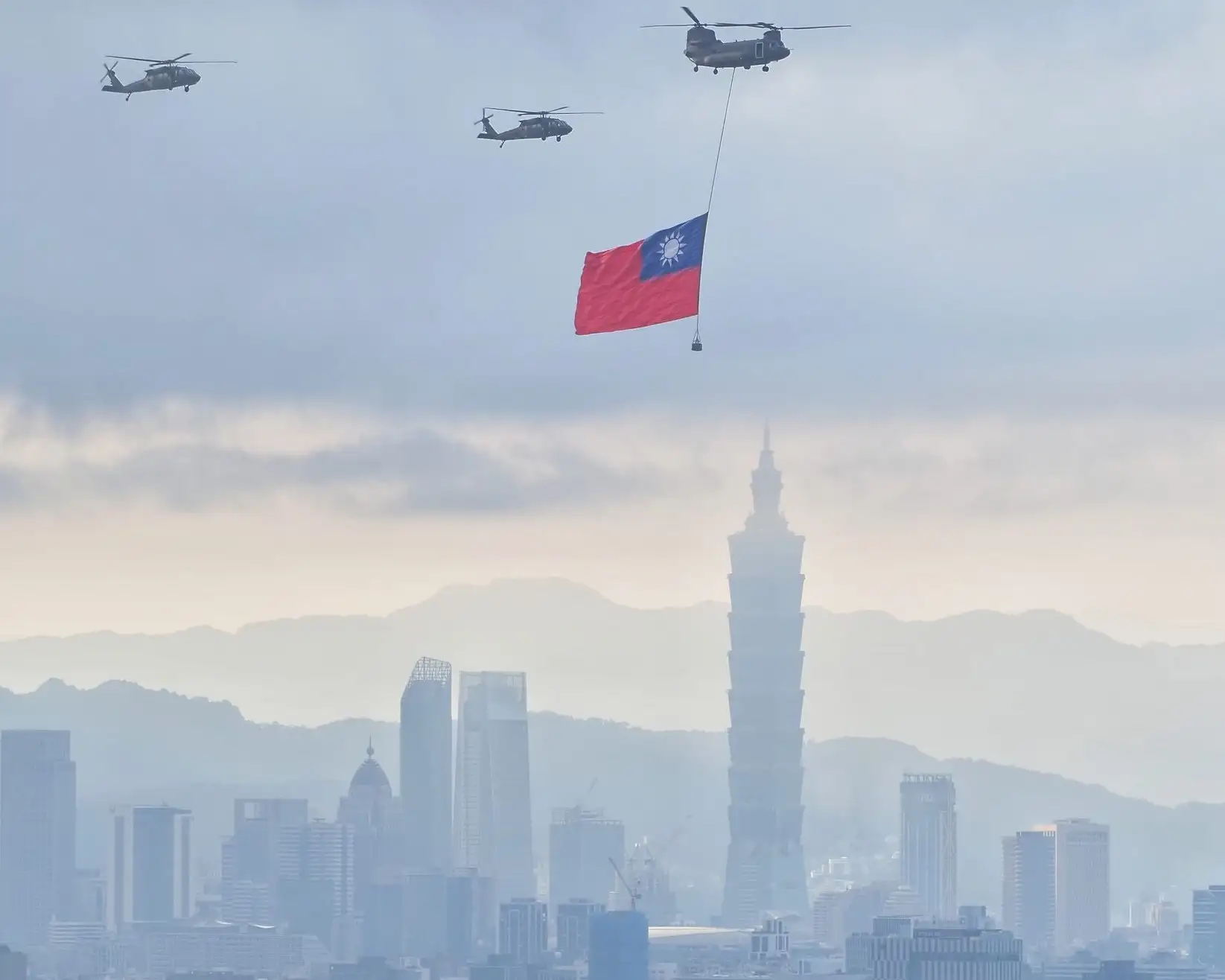2026雙十國慶空中分列式10月10日登場，台北圓山風景區北眼平台、微風平台及森林方舟提供賞機視野，有機會欣賞國旗機隊、軍機分列式及雷虎小組彩煙展演。(記者蔡沐晴翻攝)