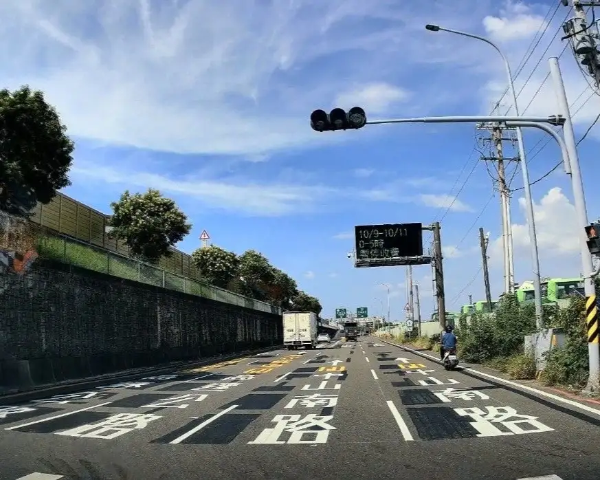 台南永康高速一街二段2025年測速取締達10,171件，市議員朱正軒爭取高速一街、高速二街速限由50公里提高至60公里，交通局同步檢討號誌秒數及事故熱點。(記者張振興翻攝)