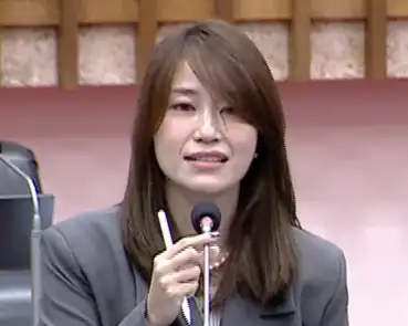 高雄市議員許采蓁8日總質詢，致贈市長陳其邁《我想把歌唱好》一書，幽默祝福他未來卸下市政重擔後，能享受唱歌樂趣。（記者吳文生攝）