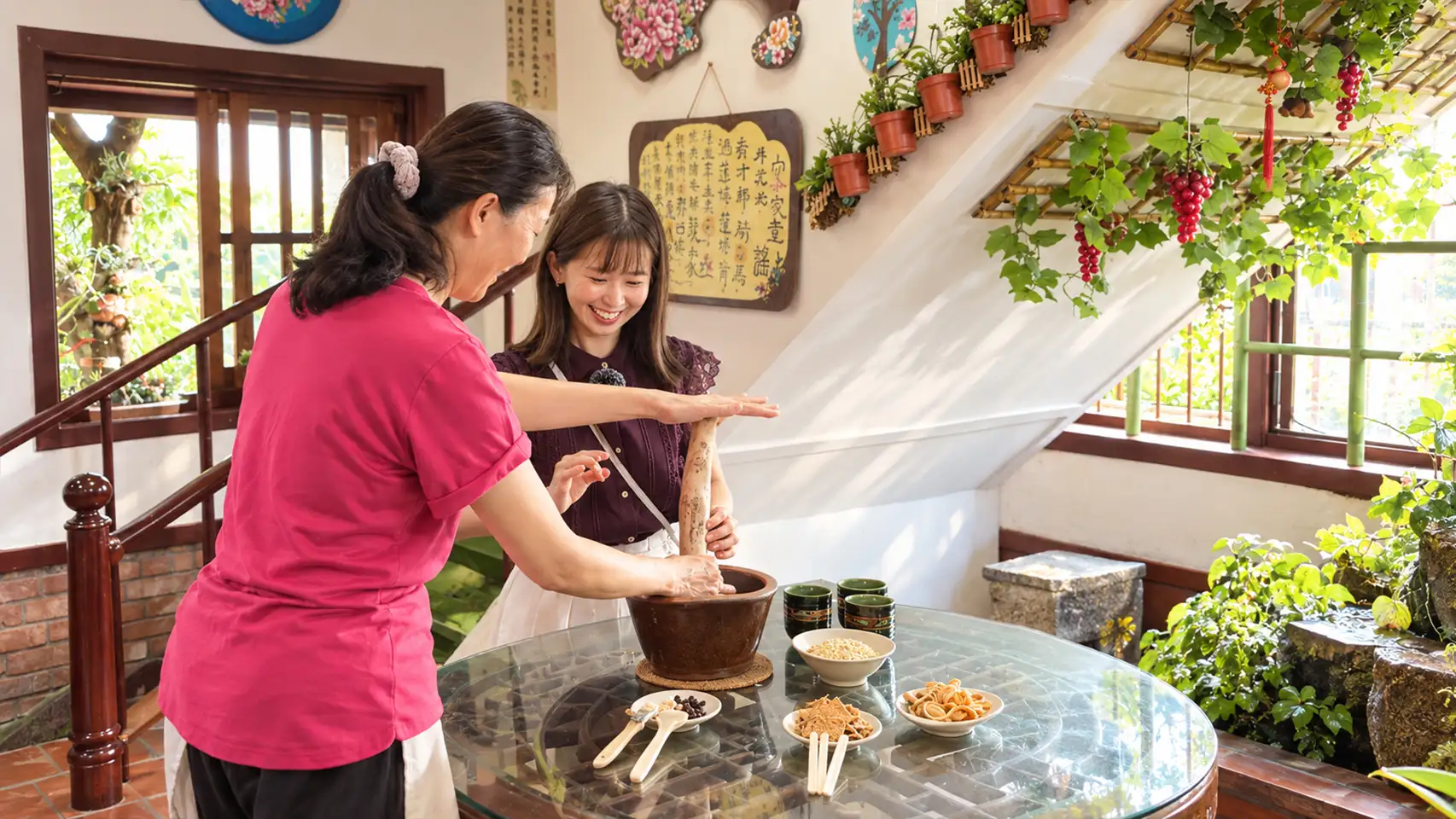 日本人氣女主持人渡部有（右）走訪高雄，親手體驗傳統擂茶製作，從在地飲食文化感受港都多元風情與濃厚人情味。（高雄市新聞局提供）