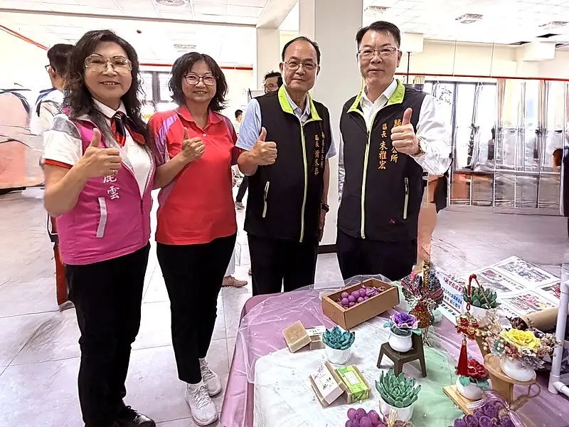 南區南都里里長高麗雲（左）與學員、南區區長蕭泰華、歸仁區長朱雅宏合影，桌上陳列葡萄串皂及多肉植物造型手工皂，展現課程創作成果。（圖／記者范繼如攝）大