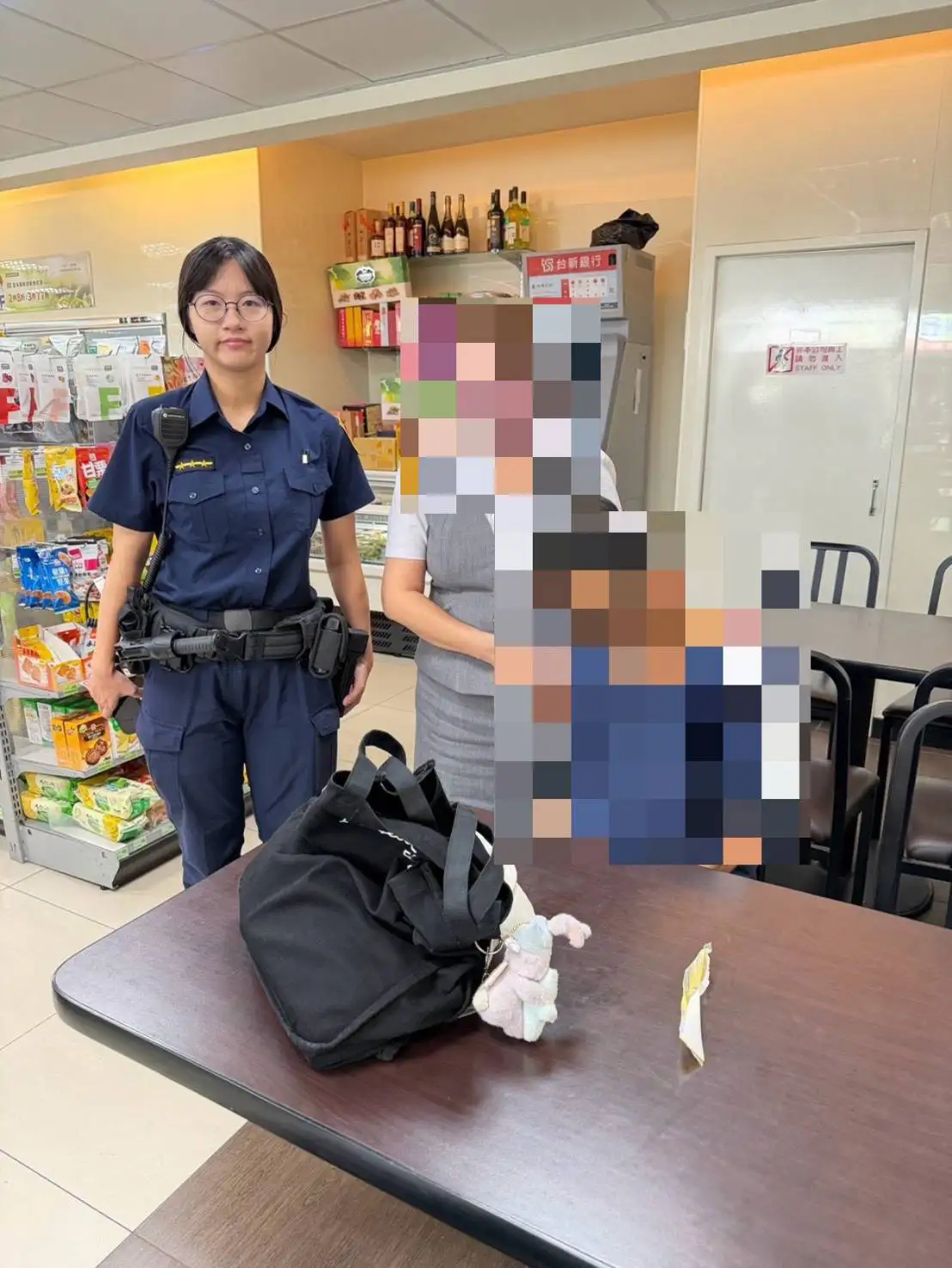 台南市警五分局員警積極協尋，在距離失蹤地點約一公里外的超商尋獲因長期洗腎、心情低落而離家的黃姓男子，並及時協助送醫，讓家屬深表感謝。（第五分局提供）